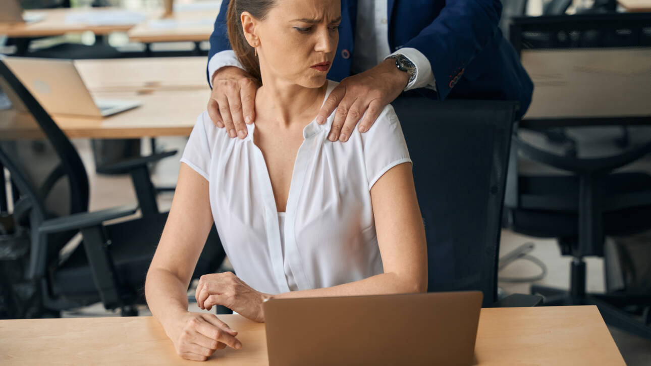 jefe masajeando la espalda de su empleada