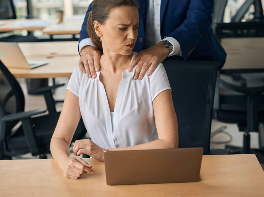 jefe masajeando la espalda de su empleada