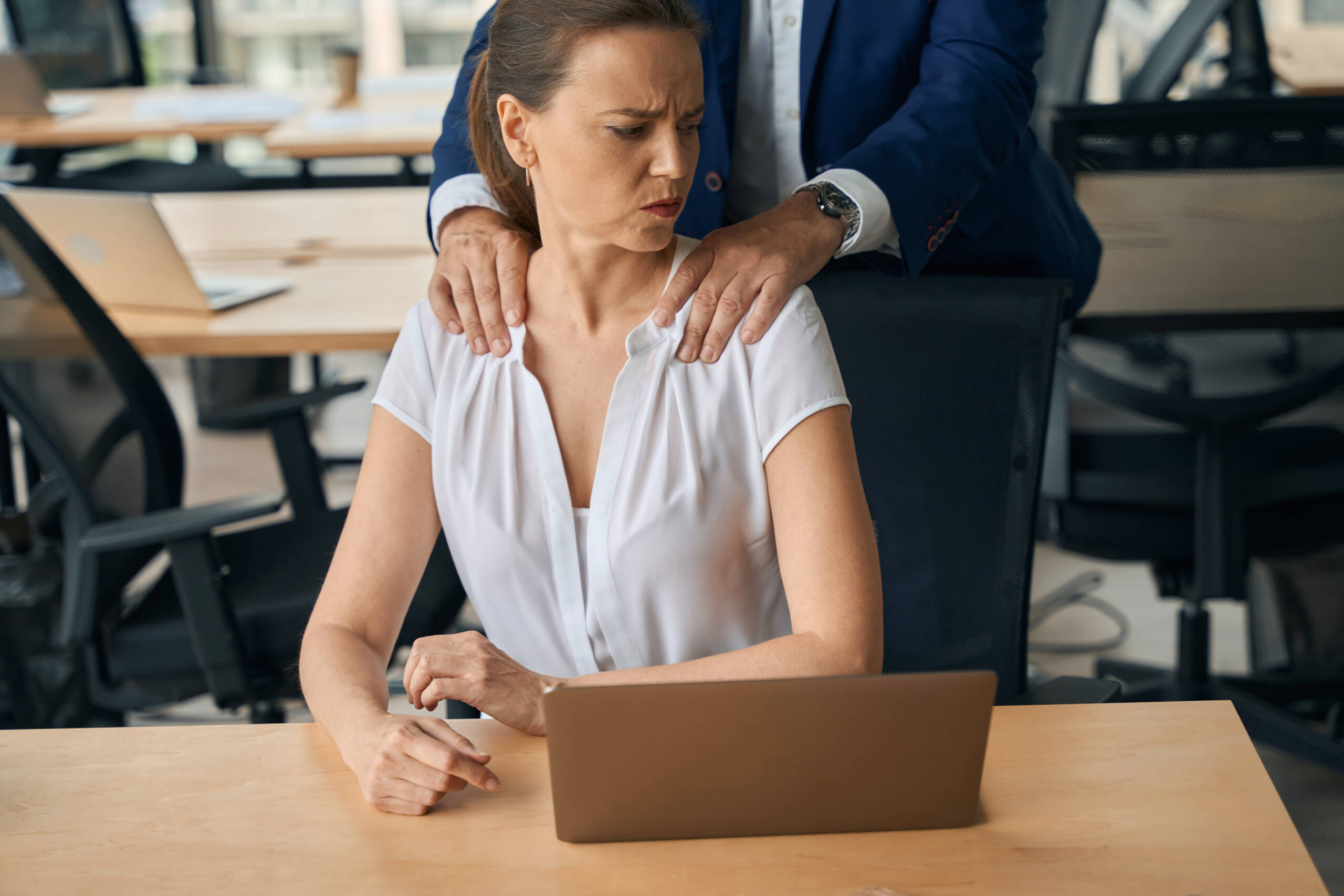 jefe masajeando la espalda de su empleada