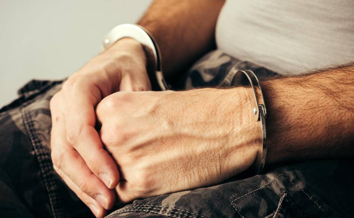 derechos del detenido policía, qué hacer si te detienen España, asistencia letrada detenido, silencio policial detenido, plazos detención España, habeas corpus España, protocolo detención Madrid