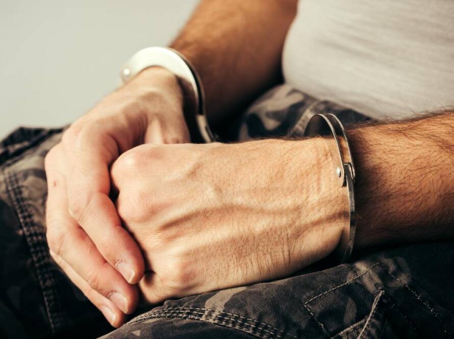 derechos del detenido policía, qué hacer si te detienen España, asistencia letrada detenido, silencio policial detenido, plazos detención España, habeas corpus España, protocolo detención Madrid