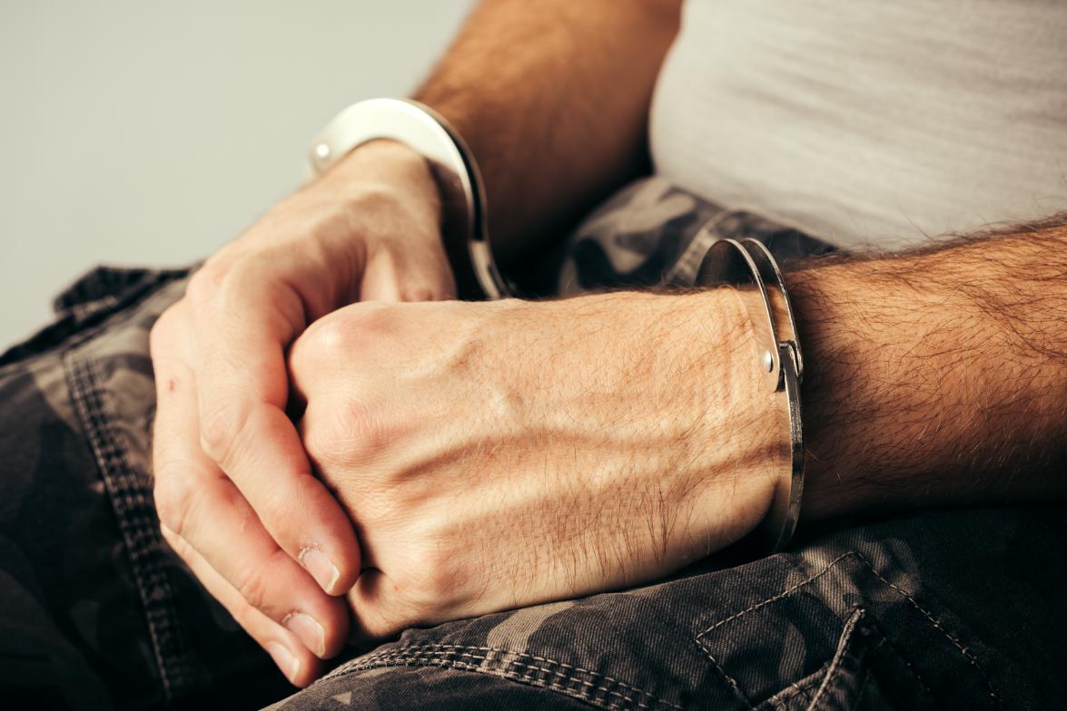 derechos del detenido policía, qué hacer si te detienen España, asistencia letrada detenido, silencio policial detenido, plazos detención España, habeas corpus España, protocolo detención Madrid